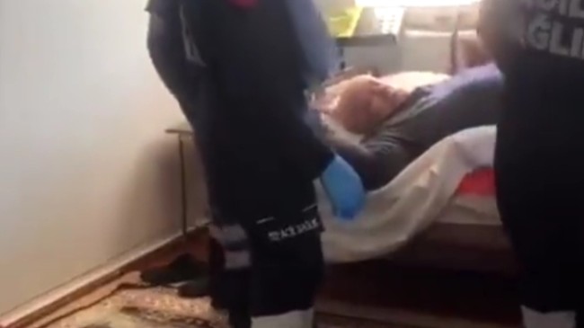 86 yaşındaki yatalak hasta Mustafa Said Türk, sedyeyle önce cezaevine sonra hastaneye götürüldü