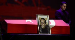Usta oyuncu ve müzisyen Özkan Uğur son yolculuğuna uğurlanıyor
