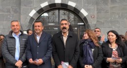 DEM Parti adayı Hatun’dan Sur Belediyesi önünde açıklama