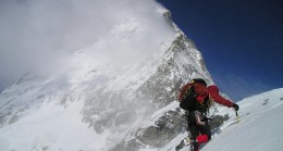Everest Dağı’nda iki kişi öldü, üç kişi kayıp