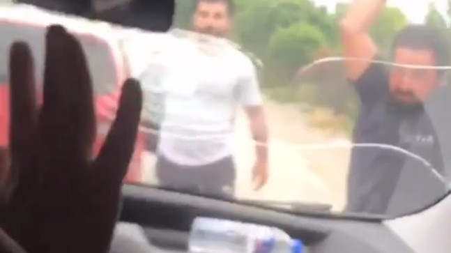 Ailesi ile seyahat eden avukatın aracına taşlarla saldırdılar