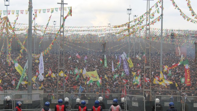 Diyarbakır’daki newroz kutlamalarına milyonlarca kişi katıldı
