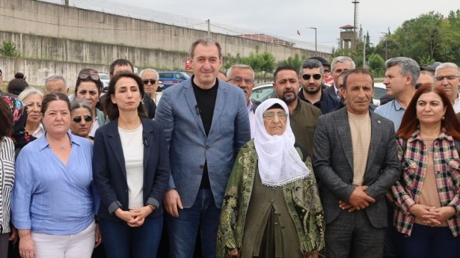 DEM Parti Eş Genel Başkanları Figen Yüksekdağ’ı ziyaret etti