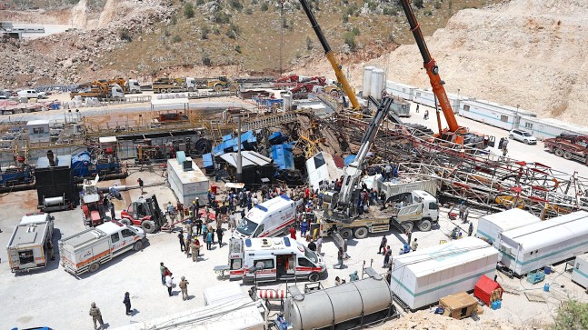 Gabar’da sondaj kulesi devrildi: 3 işçi enkaz altında kaldı