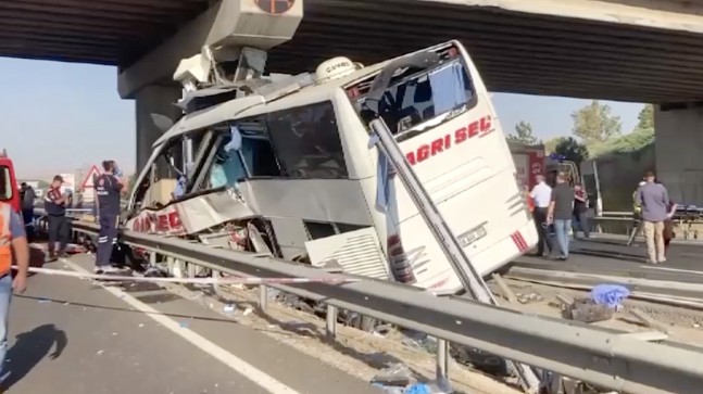 Otobüs köprü ayağına çarptı: 10 ölü, 25 yaralı