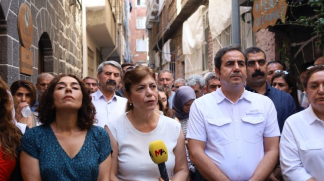DEM Parti’den saldırıya uğrayan Hewş Kafe’ye ziyaret