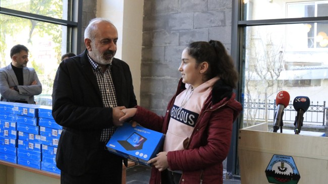 DTSO Kürtçe ders seçen öğrencilere tablet hediye ediyor