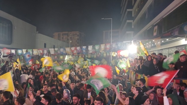 DEM Parti Diyarbakır’da kutlamalara başladı