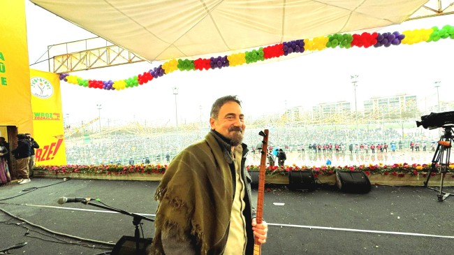 Diyarbakır Newrozunda sahne alan Mikail Aslan: Sahne üzerindeki bu fiziki hapsi ilk defa yaşadım