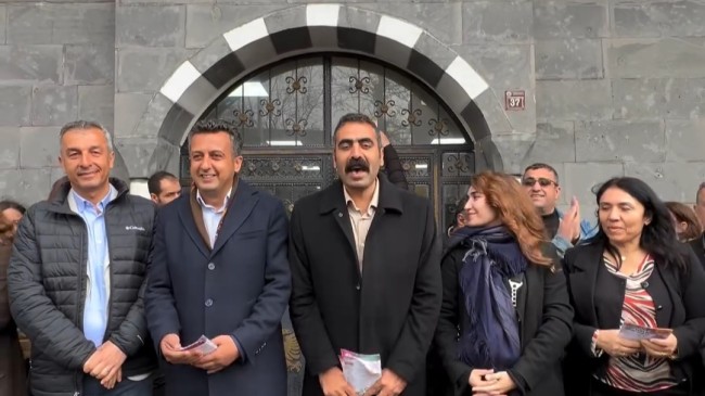 DEM Parti adayı Hatun’dan Sur Belediyesi önünde açıklama