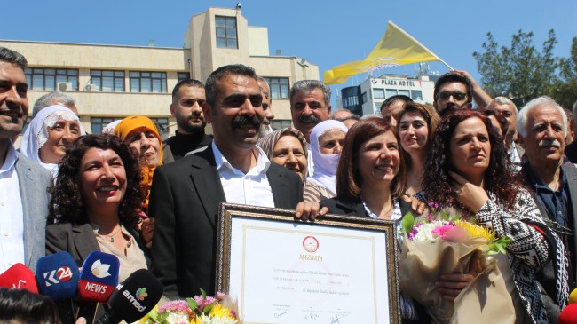DEM Parti Diyarbakır’da belediyeyi teslim aldı