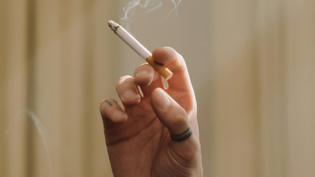 İngiltere, ‘dünyanın en sert sigara yasaklarından’ birini çıkarıyor