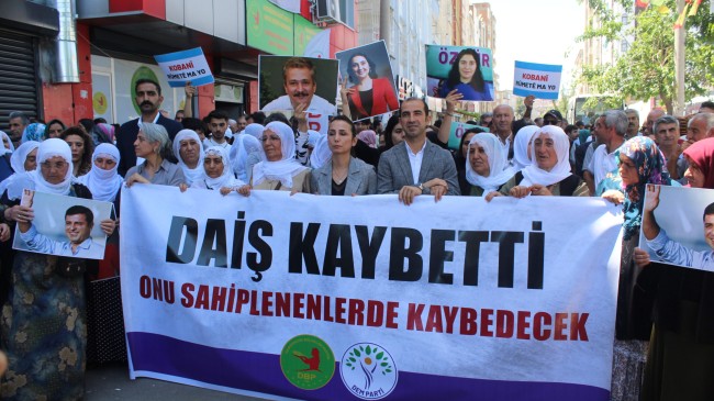 Kobani Davası Diyarbakır’da kitlesel yürüyüşle protesto edildi