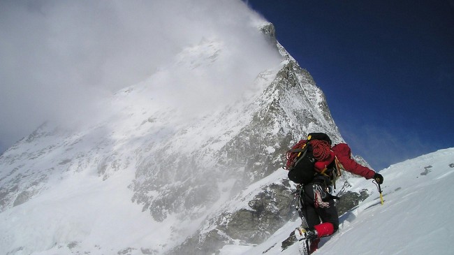 Everest Dağı’nda iki kişi öldü, üç kişi kayıp