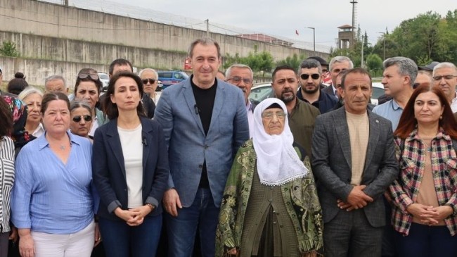 DEM Parti Eş Genel Başkanları Figen Yüksekdağ’ı ziyaret etti