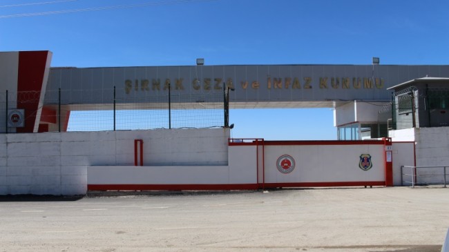 Cezaevinde Kürtçe konuşma ve sarılmaya yasak