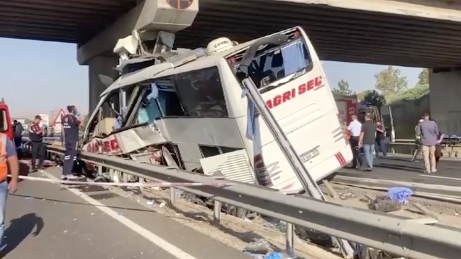 Otobüs köprü ayağına çarptı: 10 ölü, 25 yaralı